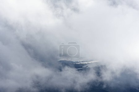 Téléchargez les photos : Paysage de montagne sous les nuages bas - en image libre de droit