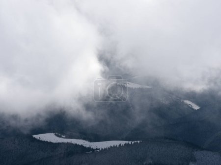 Téléchargez les photos : Paysage hivernal scénique avec nuages - en image libre de droit