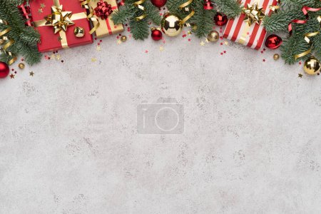 Téléchargez les photos : Bordure d'ornement de Noël sur fond blanc avec copie Spase - en image libre de droit