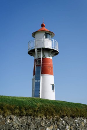 Téléchargez les photos : Le phare de Skansin domine la forteresse de Torshavn, dans les îles Féroé - en image libre de droit