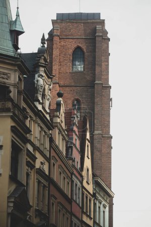 Foto de Upper part of the facade of buildings in the old town, Wroclaw - Imagen libre de derechos