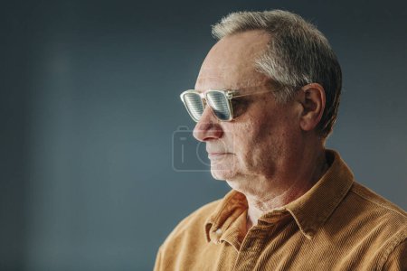 Älterer Mann mit Spezialbrille zum Augentraining