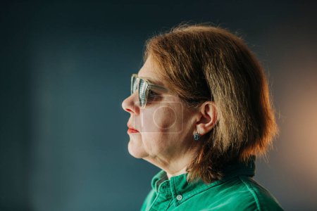Foto de Mujer anciana que usa gafas especiales para el entrenamiento ocular - Imagen libre de derechos