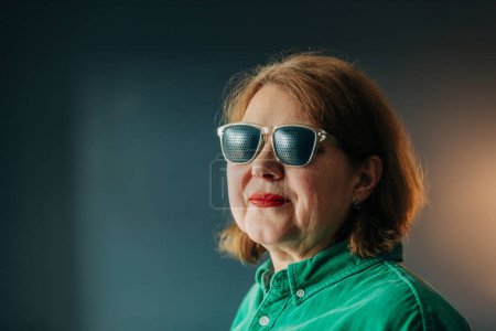 Ältere Frau mit Spezialbrille zum Augentraining
