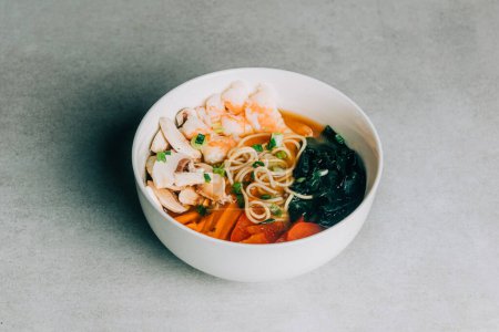 Téléchargez les photos : Soupe aux crevettes et varech aux carottes - en image libre de droit