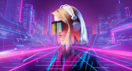 Téléchargez les photos : Blonde en VR lunettes et écouteurs sur fond de ville néon - en image libre de droit
