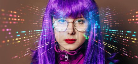 Foto de Elegante mujer de pelo morado en traje vintage y gafas con concepto de visualización futura de datos - Imagen libre de derechos