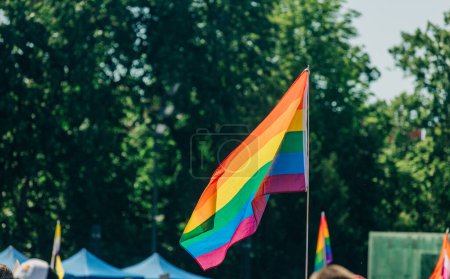 Foto de Bandera LGBT sostiene derechos Orgullo en Wroclaw, Polonia - Imagen libre de derechos