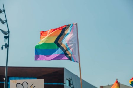 Foto de Bandera LGBT sostiene derechos Orgullo en Wroclaw, Polonia - Imagen libre de derechos
