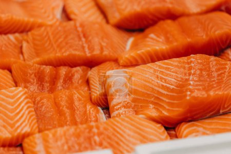Foto de Trozos de salmón cortados y envasados en un restaurante antes de cocinar - Imagen libre de derechos