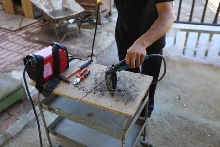 Foto de Máquina de reparación de trabajadores con soldadura - Imagen libre de derechos