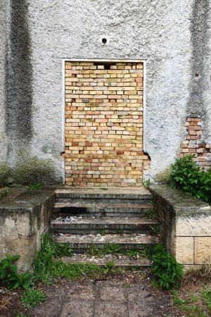 Foto de A bricked door of an old building - Imagen libre de derechos