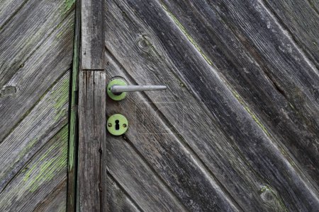 Téléchargez les photos : Doorknob on an old wooden door - en image libre de droit