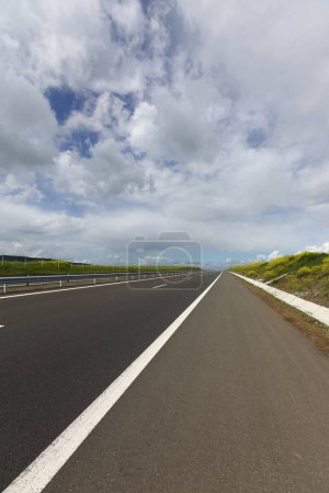 Photo for Viev of empty highway and cloudy sky - Royalty Free Image