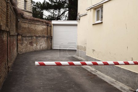 Téléchargez les photos : Entrée privée avec barrière de garage - en image libre de droit