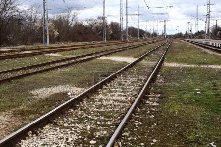 Téléchargez les photos : Une voie ferrée sur la gare - en image libre de droit