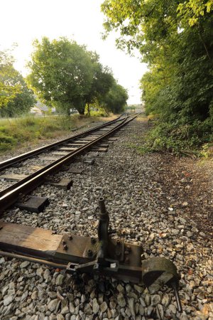 Téléchargez les photos : Un chemin de fer à travers les campagnes. - en image libre de droit