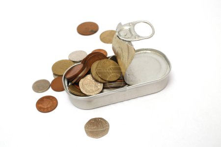 Foto de Una lata llena de monedas sobre blanco - Imagen libre de derechos