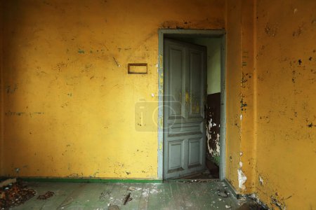 vieja habitación abandonada y puerta