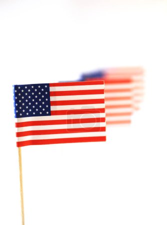 Téléchargez les photos : Drapeaux américains sur fond blanc - en image libre de droit