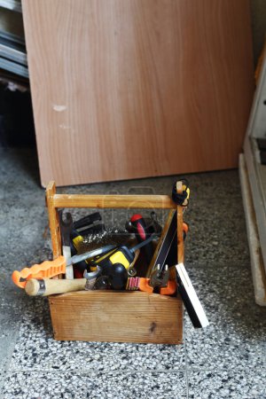 Téléchargez les photos : Boîte à outils en bois avec outils sur le lieu de travail - en image libre de droit