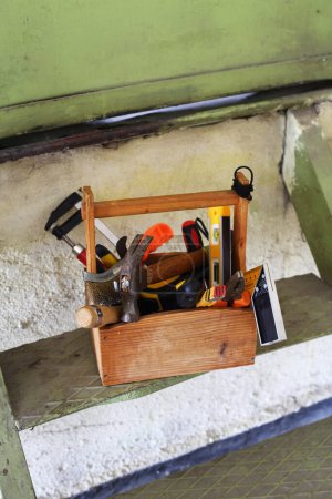 Foto de Caja de herramientas de madera con herramientas en el lugar de trabajo - Imagen libre de derechos