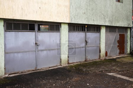 Foto de Puertas metálicas corrugadas de garajes - Imagen libre de derechos