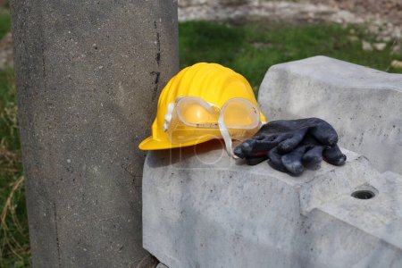 Foto de Seguridad primer casco amarillo en el lugar de trabajo - Imagen libre de derechos