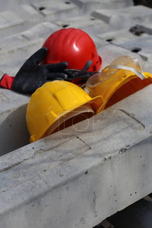 Foto de Seguridad primeros cascos amarillos y rojos en el lugar de trabajo - Imagen libre de derechos