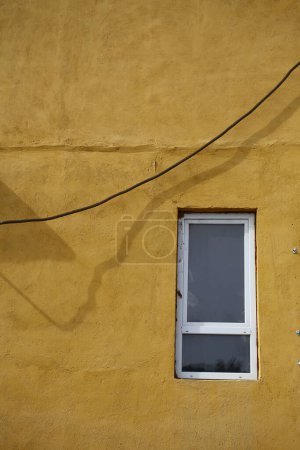 Foto de Una ventana en la pared amarilla - Imagen libre de derechos