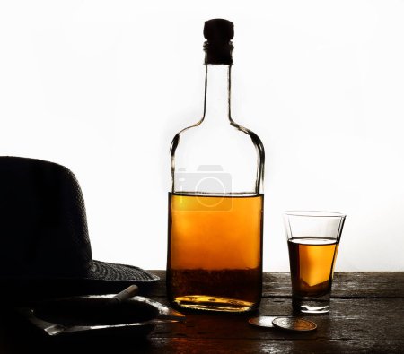 Foto de Una botella de whisky y vidrio - Imagen libre de derechos