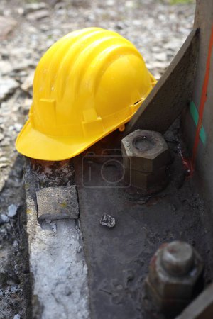 Téléchargez les photos : Sécurité premier casque jaune sur le lieu de travail - en image libre de droit