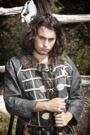 Téléchargez les photos : Un jeune homme vêtu de vêtements proto-bulgares avec une épée - en image libre de droit