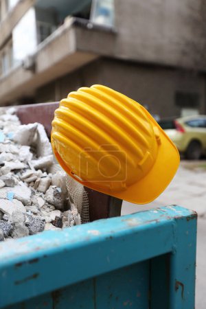 Téléchargez les photos : Casque jaune sur le lieu de travail - en image libre de droit