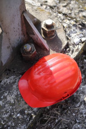 Foto de Seguridad primer casco rojo aj el lugar de trabajo - Imagen libre de derechos