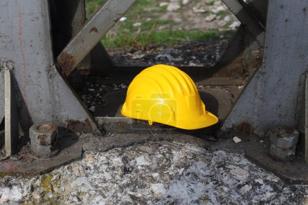 Foto de Seguridad primer casco amarillo en el lugar de trabajo - Imagen libre de derechos