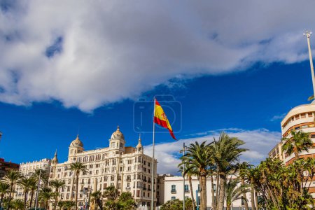 hermoso paisaje urbano de alicante al centro de la ciudad con bandera de España