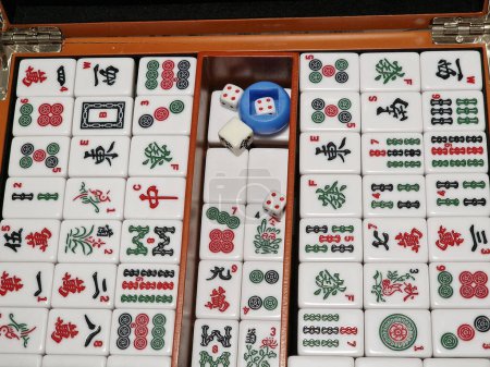cubes traditionnel chinois jeu de mahjong dans une boîte en bois