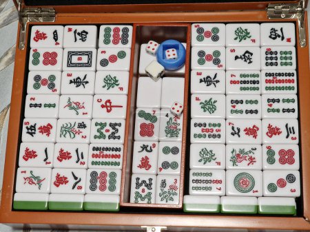 Würfel traditionelles chinesisches Mahjong Spiel in Holzkiste
