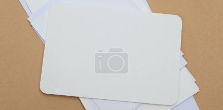 Téléchargez les photos : Carte papier de toile de texture vide avec espace de copie pour votre message texte. Modèle de style minimalisme fond. Couché plat, vue du dessus. - en image libre de droit
