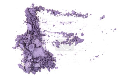 Foto de Desmenuzar y triturar sombras de ojos violetas, polvo. Cosmética rota sobre fondo blanco - Imagen libre de derechos