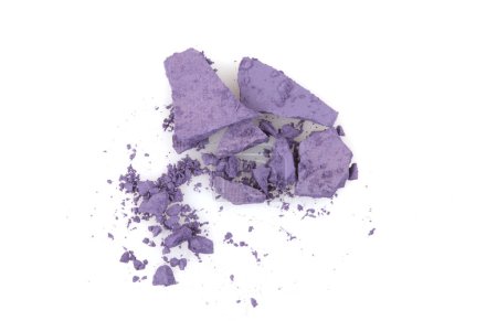 Téléchargez les photos : Ombres à paupières violettes émiettées et écrasées, poudre. Cosmétiques cassés sur fond blanc - en image libre de droit