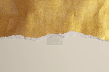 Pièces déchirées de papier texture copier l'espace arrière-plan. Couleur beige et or.