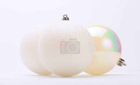 Téléchargez les photos : Nacre blanche et lueur Joyeux Noël boules. - en image libre de droit