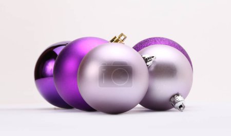 Foto de Close-up Violeta, nácar rosa y brillo Feliz Navidad bolas. - Imagen libre de derechos