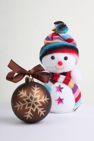 Téléchargez les photos : Tricot petit jouet bonhomme de neige et boule de Noël marron. - en image libre de droit