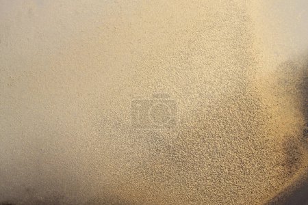 Foto de Brillo de grano textura blot pintura estuco pared. Fondo abstracto de color oro, beige, marrón mancha. - Imagen libre de derechos