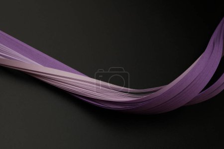 Téléchargez les photos : Papier ondulé couleur violette sur fond noir. Texture abstraite fond. - en image libre de droit