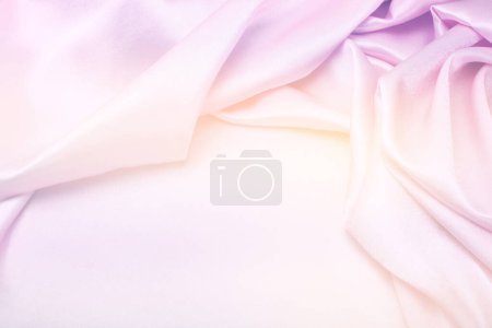 Téléchargez les photos : Tissu ondulé rose et beige en soie. abstrait pastel couleur texture horizontale fumée copie espace arrière-plan. - en image libre de droit
