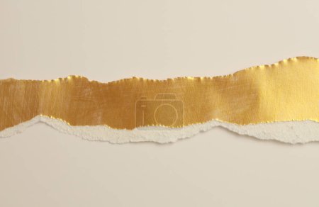 Foto de Oro desgarrado pedazos vacíos de papel de textura sobre fondo de espacio de copia beige claro. - Imagen libre de derechos